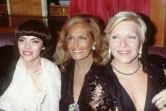 Les chanteuses Mireille Mathieu, Dalida et Line Renaud posent à Paris en décembre 1982 après le spectacle de Tino Rossi au Casino de Paris