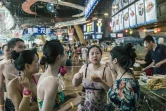 Des gens déjeunent au "New Century Global Center" de Chengdu, la capitale du Sichuan, le 25 juillet 2016