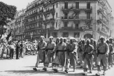 Une compagnie de harkis lors du défilé militaire à Alger le 8 mai 1957 commémorant la fin de la Seconde guerre mondiale