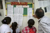 Des habitants de Mocoa recherchent des informations sur des proches victimes de la coulée de boue, le 5 avril 2017 en Colombie