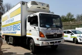 Un véhicule transportant les corps des victimes de l'incendie arrive au laboratoire médico-légal de Dieokloof, le 1er septembre 2023  à Soweto, en Afrique du Sud