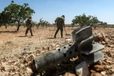 Des soldats de l'armée vsyrienne passent dans les plantations avec des détecteurs pour repérer les mines, aux environ du village de Maan, le 24 juin 2020