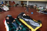 Des réfugiés se reposent dans un gymnase de Lviv, ouest de l'Ukraine, le 4 avril 2022

