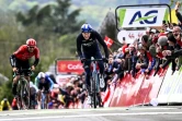 Le Britannique Stephen Williams (d) devance le Français Kevin Vauquelin à l'arrivée de La Flèche Wallonne, le 17 avril 2024 au Huy  