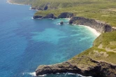 Photo aérienne prise le 14 Avril 2007 des falaises situées au nord-est de l'île de Marie-Galante dans les Antilles Françaises