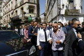 Le président français Emmanuel Macron (g) avec le patron du label de raï Disco Maghreb, Boualem Benhaoua (d) à Oran, le 27 août 2022
