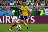 L'attaquant mexicain Hirving Lozano devant le défenseur suédois Mikael Lustig, le 27 juin 2018 à Ekaterinbourg 
