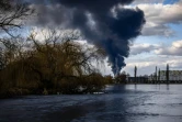 De la fumée au-dessus de la ville de Vasylkiv, près de Kiev, le 27 février 2022