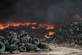 Une décharge sauvage de pneus en feu, près de Seseña en Espagne le 13 mai 2016