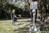 Nadia Ghouafria, fille de Harkis et membre de l'association locale de l'Aracan, dépose une peluche dans un cimetière sauvage où sont enterrés des enfants harkis, le 5 février 2022 à Laudun-L'Ardoise, dans le Gard