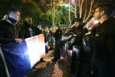 Des officiers de police face à un cordon de policiers anti-émeutes lors d'une manifestation dans la nuit du 20 au 21 octobre 2016 à Paris 