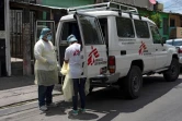 Des membres de Médecins sans Frontières s'apprêtent à s'occuper d'un patient soupçonné d'être contaminée par le Covid-19, dans un quartier de Ilopango, le 30 juillet 2020
