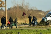 Des migrants qui cherchent à se rapprocher du terminal des ferry à Calais pour embarquer vers le Royaume-uni, le 12 janvier 2018