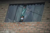 Carlos, 9 ans, à la fenêtre de la maison de la famille Hernández à Lima, le 25 juin 2020