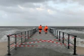 Des employés de la municipalité sur la jetée, interdite aux promeneurs, d'Andernos, sur le bassin d'Arcachon, le 22 décembre 2019 après le passage de la tempête Fabien
