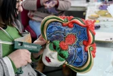 Travail sur un masque de carnaval dans l'atelier albanais Venice Art Mask à Shkodër, le 20 février 2020
