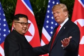 Le président américain Donald Trump (d) et le leader nord-coréen Kim Jong Un (g), le 12 juin 2018 à Singapour