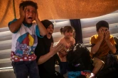 Une migrante et des enfants paniqués par des tirs de gaz lacrymogène par la police durant une manifestations de demandeurs d'asile, près de Mytilene, sur l'île grecque de Lesbos, le 12 septembre 2020