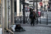 Une personne sans-abri dans les rues de Paris, le 17 mars 2020
