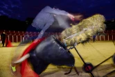 Un élève de l'académie taurine Marcial Lalanda à Madrid s'entraîne en plein air à porter l'estocade, le 5 novembre 2015