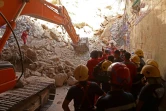 Des équipes de secours recherchent des survivants dans les décombres d'un sanctuaire chiite, le 21 août 2022 à Kerbala, en Irak