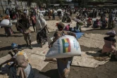 Une femme transporte un sac de céréales distribué par e gouvernement éthiopien au Tigré, près d'Alamata, le 11 décembre 2020.