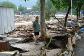 Un homme constate les dégâts après les intempéries à Mihe, dans la province du Henan (centre de la Chine), le 22 juillet 2022