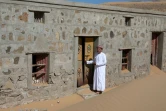 Mohammed al-Ghanbousi devant son ancienne maison du village de Wadi al-Murr, à près de 400 km au sud-ouest de la capitale omanaise Mascate, le 31 décembre 2020