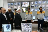 Photo fournie par le site internet officiel du président iranien montrant le président Hassan Rohani (3e gauche) et le chef de l'Organisation iranienne de l'Energie atomique Ali Akbar Salehi (2e g) dans la centrale nucléaire de Bushehr le 13 janvier 2015