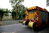 Un camion de pompiers devant le futur centre d'accueil pour migrants incendié, le 6 septembre 2016, à Forges-les-Bains (Essonne)