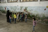 De jeunes Syriens jouent dans la cour de leur école à Alep en Syrie le 7 mai 2016