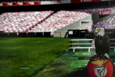 La mascotte de Benfica, l'aigle Vitoria, au bord de la pelouse du Stade de la Luz à Lisbonne le 17 juin 2020