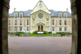 Vue de l'entrée et de la Chapelle  de l'hôpital Laënnec prise le 25 octobre 2000 à Paris