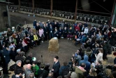 Le Premier ministre Gabriel Attal parle avec des agriculteurs dans une ferme de Montastruc-de-Salies le 26 janvier 2024