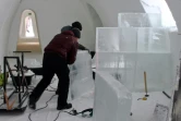 Un employé apporte la touche finale à une pièce du Arctic Snow Hotel, un hôtel fait de glace, le 17 décembre 2020 à Rovaniemi, en Laponie finlandaise