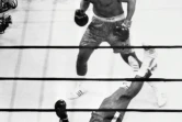 Joe Frazier garde son titre face à Mohamed Ali, à terre, le 8 mars 1971 au Madison Square Garden de New York