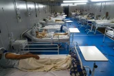 Des patients atteints du Covid-19 dans un hôpital de campagne installé dans un gymnase, à Santo André, le 26 mars 2021 au Brésil