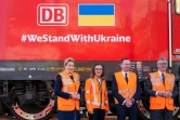 Le ministre allemand des Transports Volker Wissing et l'ambassadeur d'Ukraine en Allemagne Andrij Melnyk devant un train de marchandises à destination de l'Ukraine le 24 mars 2022 à Berlin