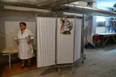 Une infirmière dans un abri souterrain préparé pour les élèves avant la rentrée scolaire, le 29 août 2022 à Kiev, en Ukraine