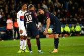 Edinson Cavani et Neymar se disputent le droit de tirer un pénalty contre Lyon au Parc des Princes le 17 septembre 2017