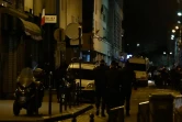 Des policiers devant le commissariat du 18ème arrondissement le 7 janvier 2016 à Paris