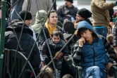Des migrants attendent au port de Izmir en Turquie le 20 mars 2016 de se rendre par bateaux vers la Grèce