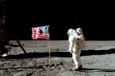 Buzz Aldrin au garde-à-vous devant le drapeau américain planté sur la Lune