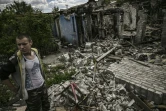 Ivan Sosnin, 19 ans, devant sa maison détruite à Lyssytchansk, dans l'est de l'Ukraine, le 7 juin 2022