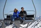 Emmanuel Macron et Brigitte Trogneux le 12 avril 2017 sur un télésiège lors d'une étape de campagne à Bagnères de Bigorre