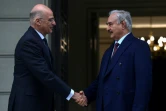 Le ministre grec des Affaires étrangères Nikos Dendias (g) accueille le maréchal libyen Khalifa Haftar avant des discussions à Athènes sur l'avenir de la Libye, le 17 janvier 2020