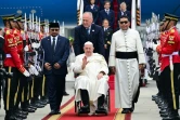 Le pape François est accueilli à son arrivée à l'aéroport international Soekarno-Hatta de Jakarta, le 3 septembre 2024