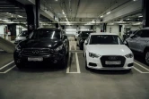 Des voitures de sport de luxe, immatriculées en Russie, garées dans le parking de l'aéroport d'Helsinki, le 19 août 2022 en Finlande