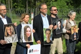 L'organisation Reporters sans frontières (RSF) a organisé une manifestation à la frontière entre la Lituanie et le Bélarus, en brandissant des portraits de 21 journalistes emprisonnés dans l'ancienne république soviétique située entre la Russie et l'Union européenne, le 27 mai 2021.
