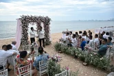 Les Chinois Song Jihan (g) et Wang Zengyi avec leurs nvités lors de leur cérémonie de mariage près de Pattaya, le 31 mai 2025 en Thaïlande
